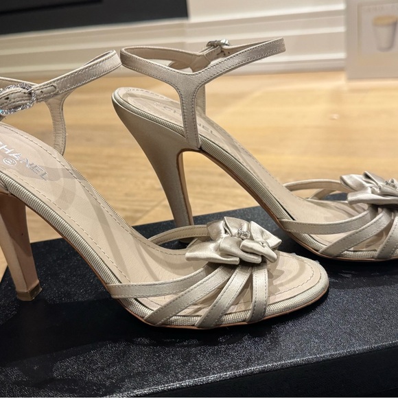 Chanel 13P Beige Satin Crystal CC Bow High Heels Size 38.5 - Picture 3 of 10